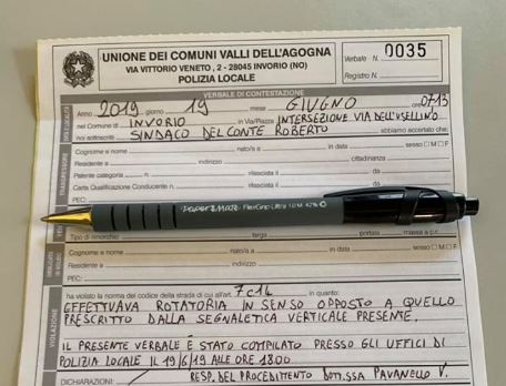 Attraversa rotonda in senso vietato: lo multa il sindaco di Invorio