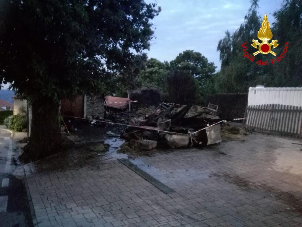 Dopo l’incendio al maneggio i massinesi bonificano tutto in 24 ore