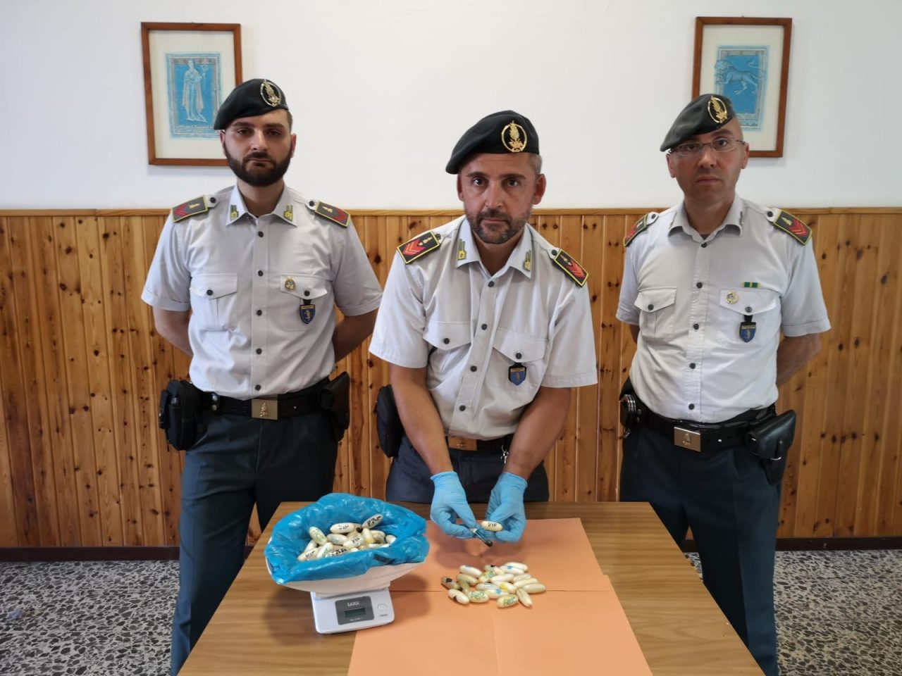 73 ovuli di “coca” nell’addome: arrestato corriere della droga