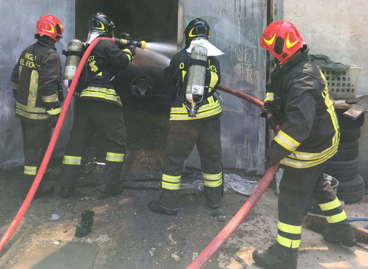 Incendio capannone a Cameri: allarme per 3 bombole di acetilene