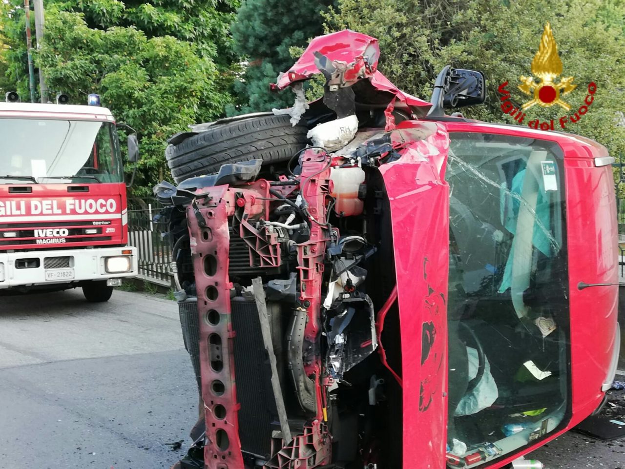 Incidente a Talonno: auto ribaltata in una curva