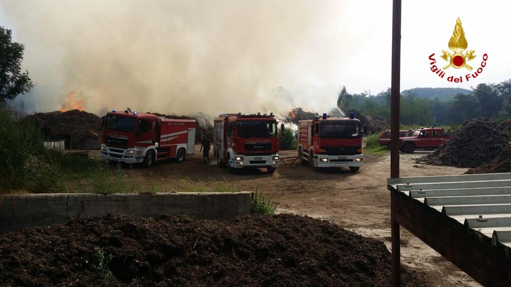 Fiamme in un deposito di legname