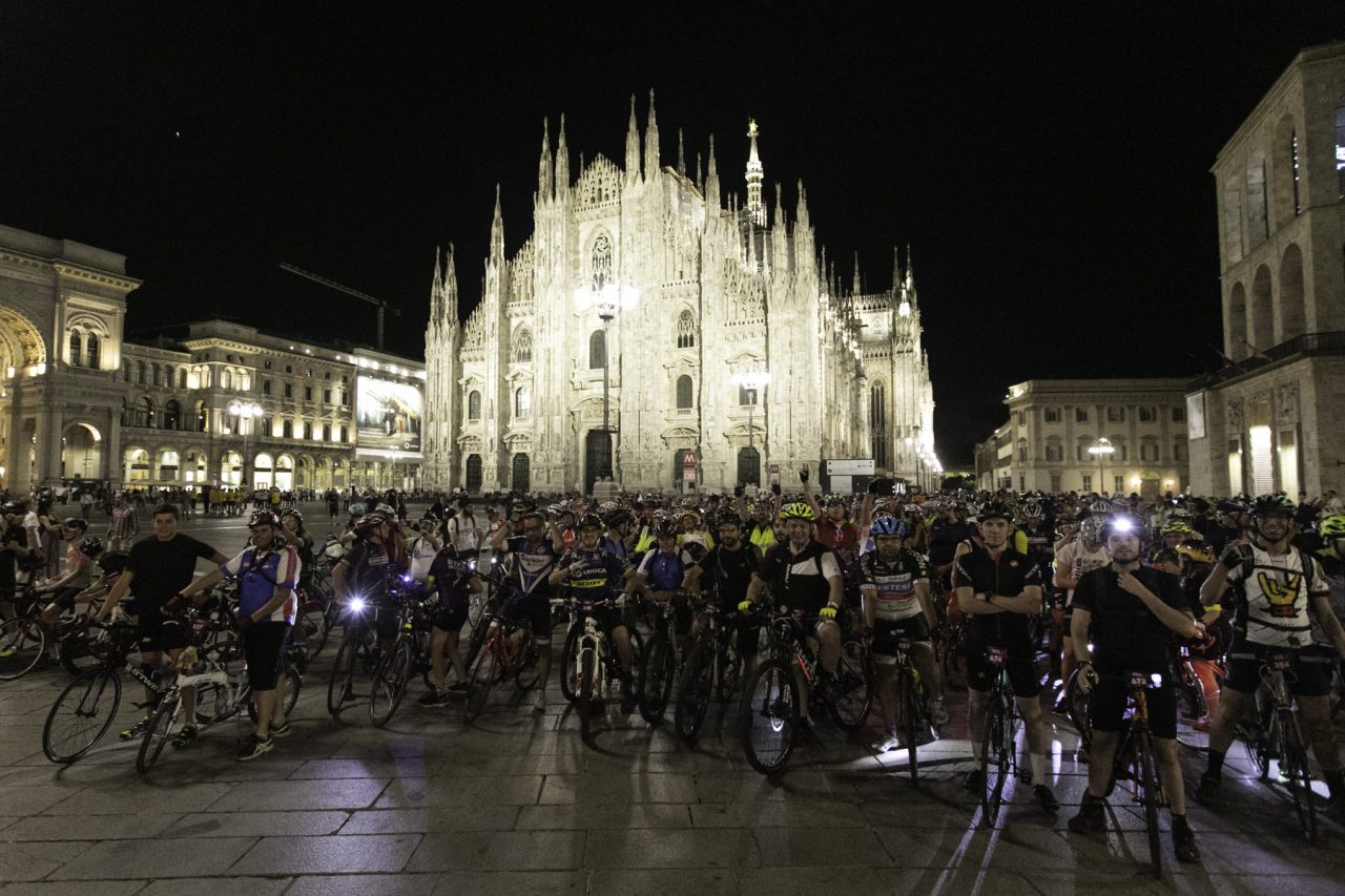 Bike night Milano-Lago Maggiore: la carica dei mille