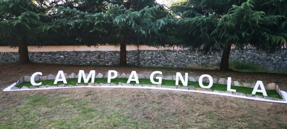 Scritta hollywoodiana per la frazione di Borgo Ticino