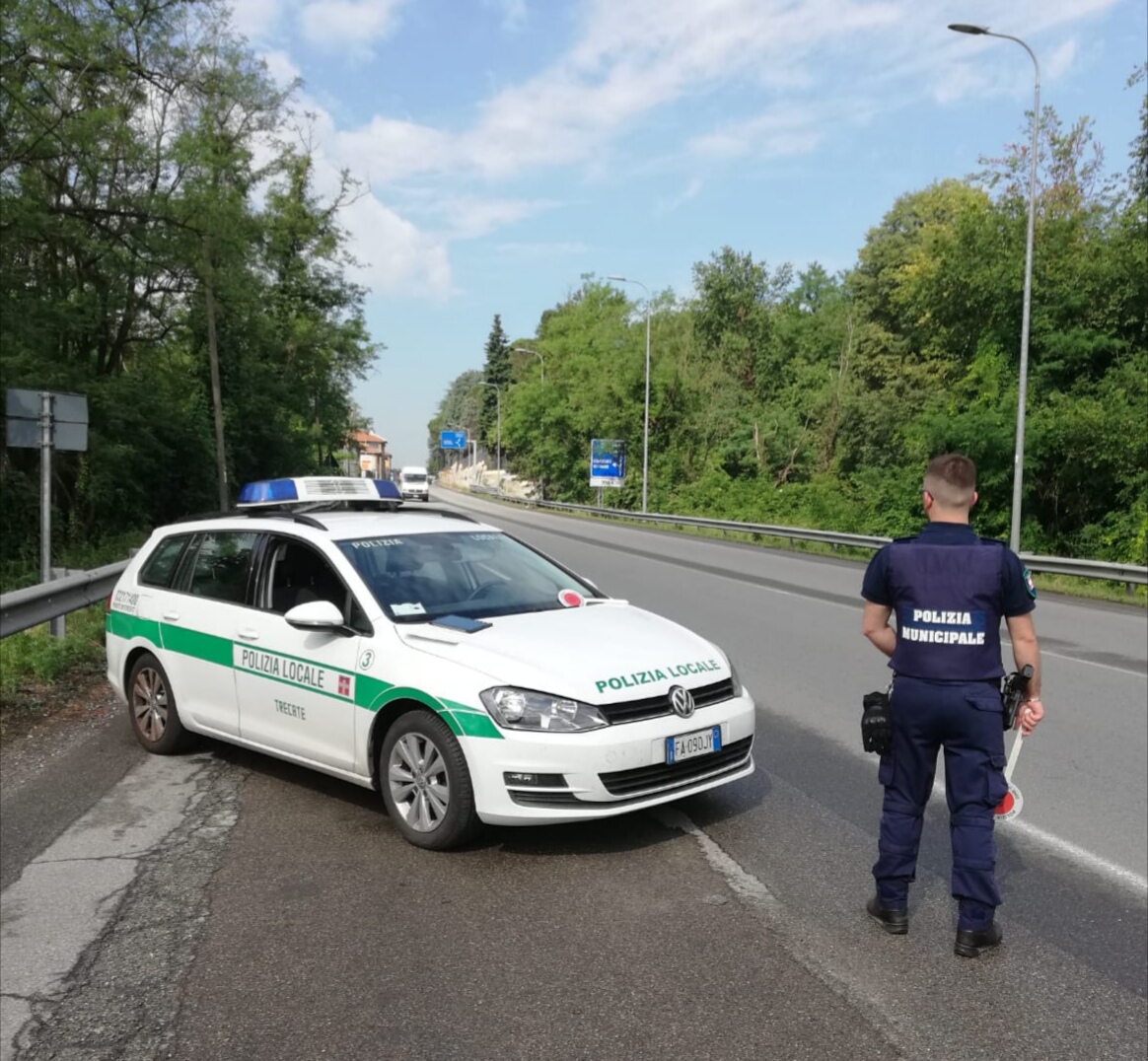 Trecate fugge a bordo di un’auto rubata e sperona la macchina della polizia: arrestato