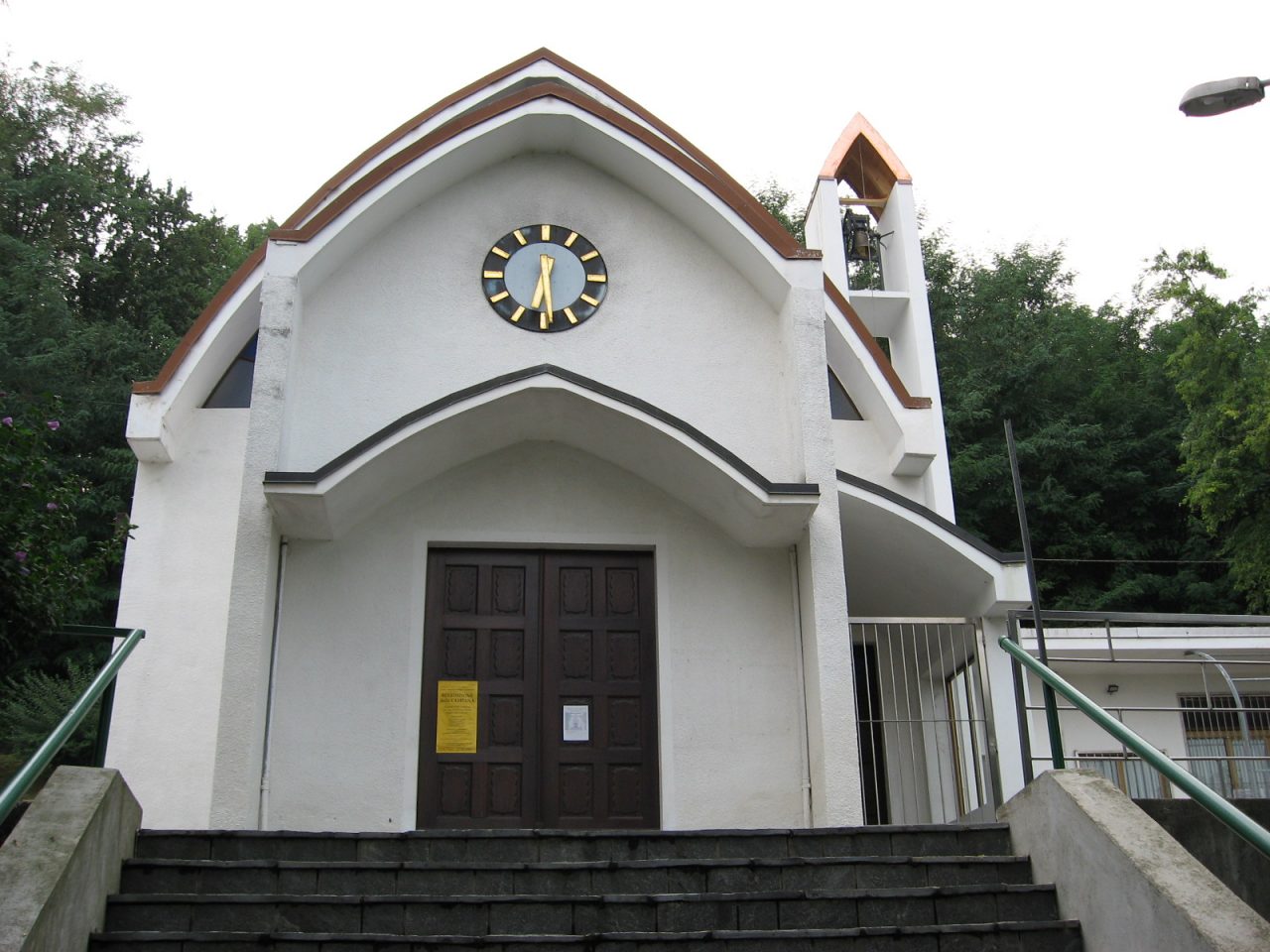 Borgomanero, la chiesa chiude… per ferie