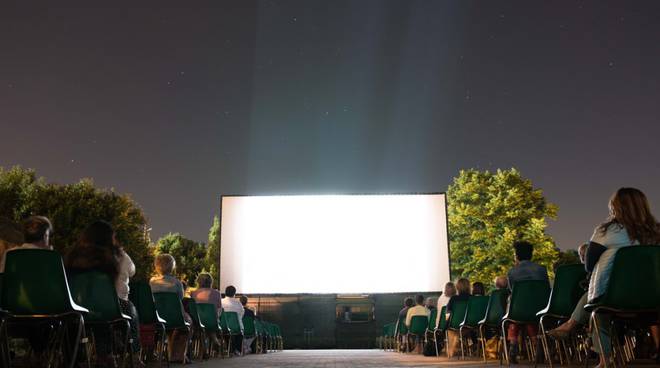 “Cinema a pedali sotto le stelle”: giovedì a Novara