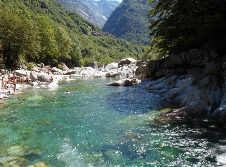 In difficoltà nel torrente: salvati