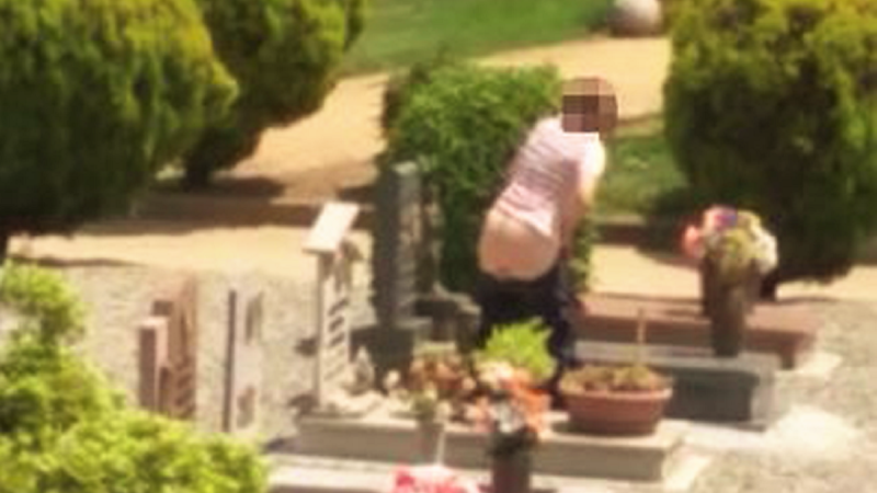 Urina sulla tomba della madre dell’ex fidanzato | VIDEO