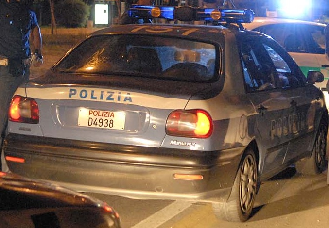 Minaccia di gettarsi dal balcone: salvato dalla Volante