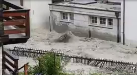 Si scioglie ghiacciaio: Zermatt travolta dall’acqua VIDEO