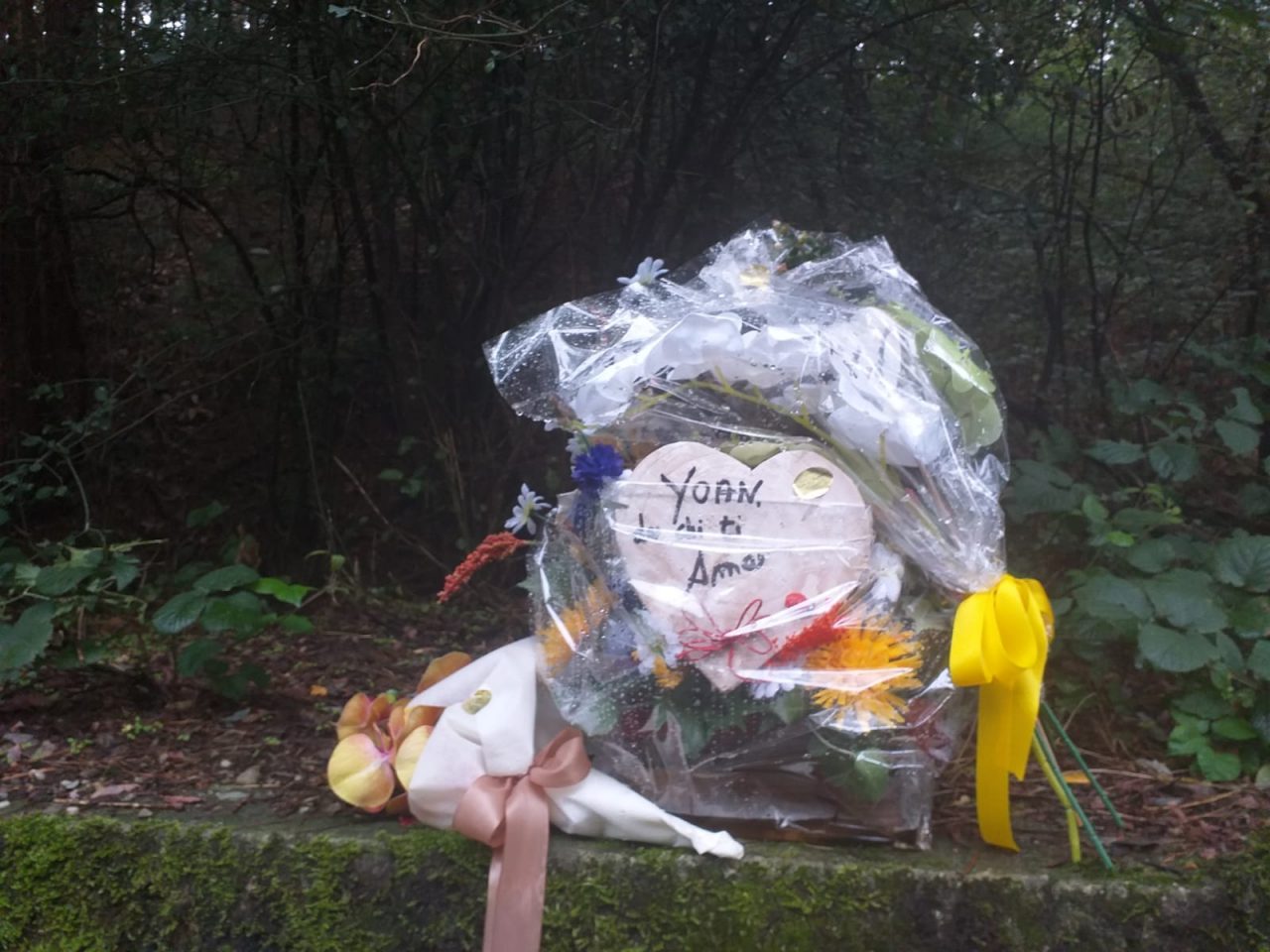 Le famiglie di Alberto e Yoan depongono fiori sul luogo dell’omicidio