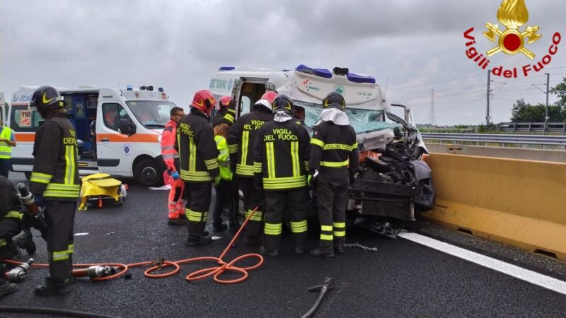 Incidente tra ambulanza e tir in autostrada