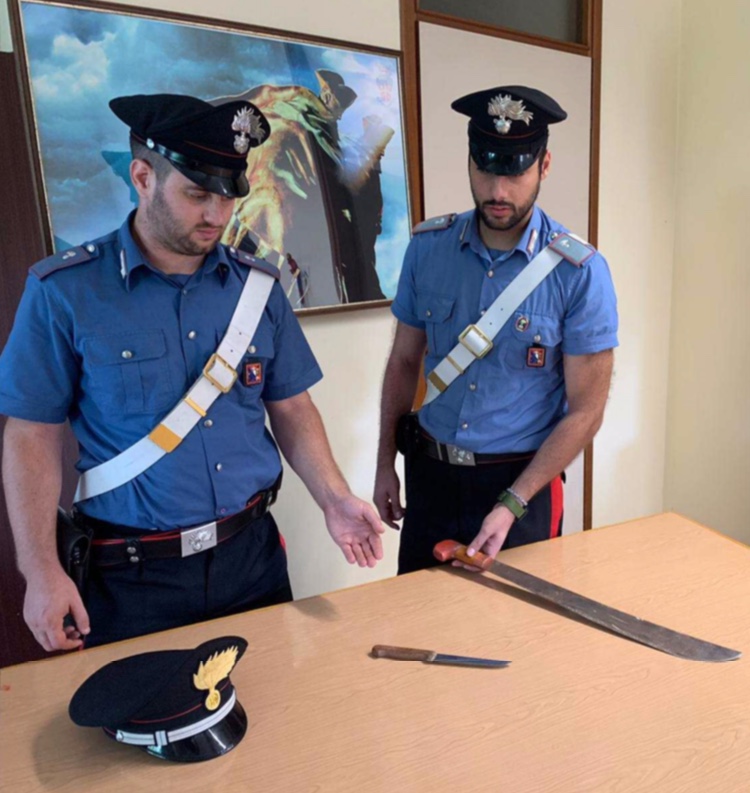 Cameri brandisce un machete contro moglie, figlia e carabinieri: arrestato