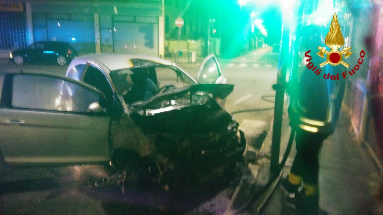Incidente a Novara: auto prende fuoco