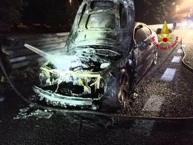 L’auto s’incendia sull’A4: tutti salvi, anche le valigie