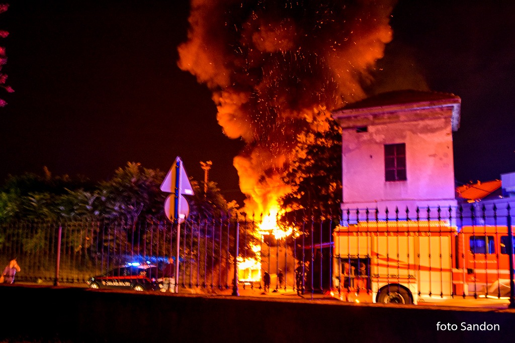 Arona, brucia autoricambi in via Milano