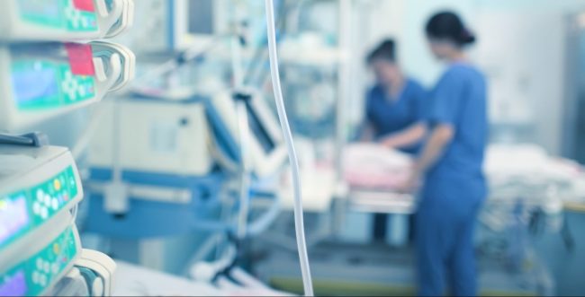 Viene operato al cervello senza anestesia ma con l’ipnosi