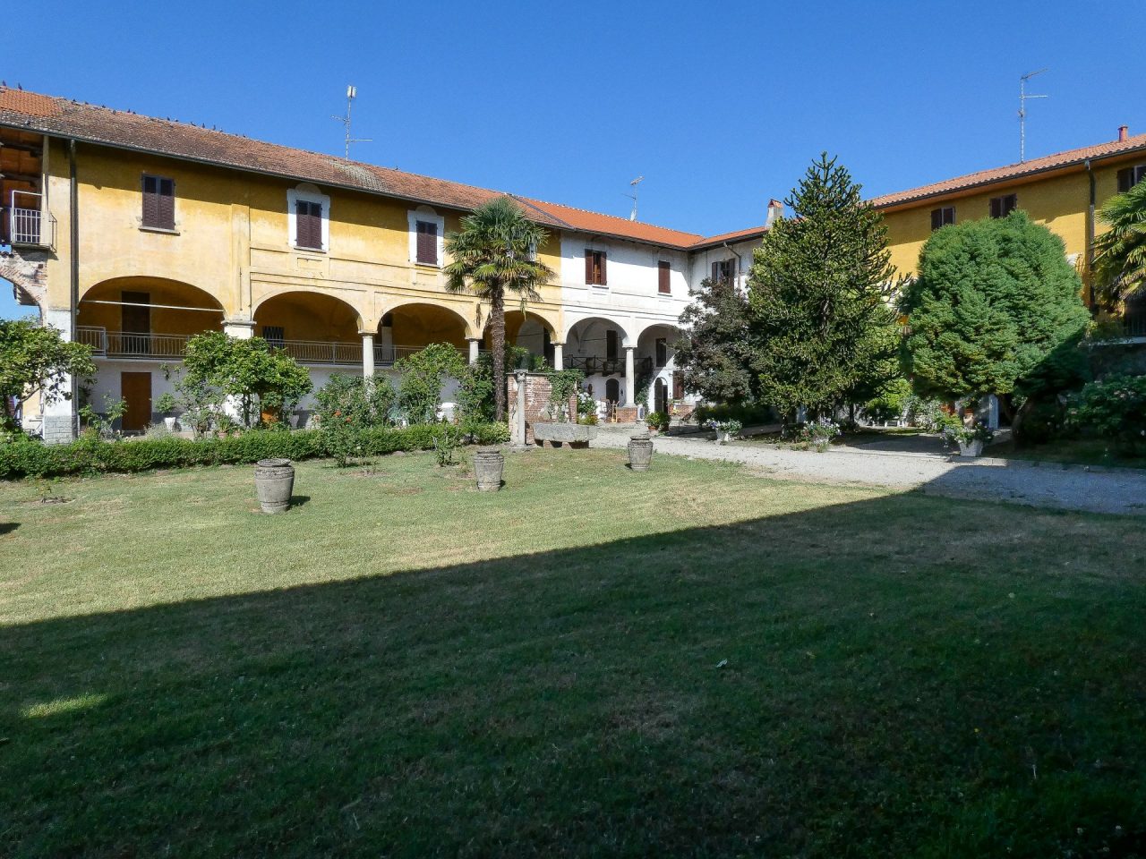 Momo, in vendita antico monastero