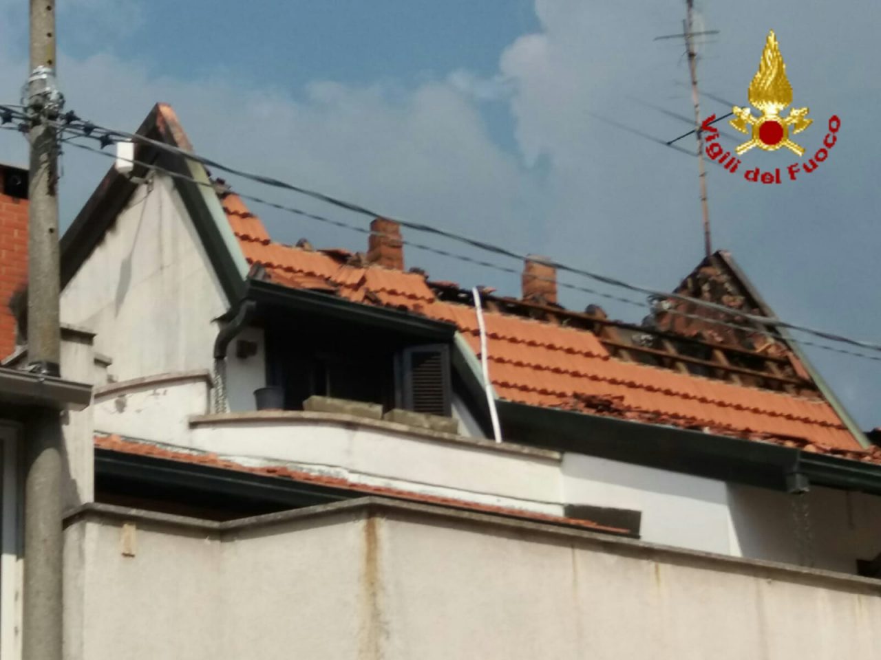 Tetto in fiamme a Pernate: l’intervento dei vigili del fuoco