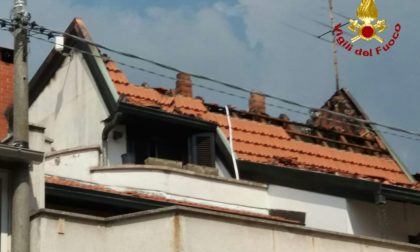 Tetto in fiamme a Pernate: l'intervento dei vigili del fuoco