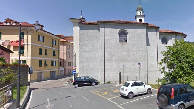 Si ferma in divieto per soccorrere la moglie incinta, ma i vigili lo multano lo stesso