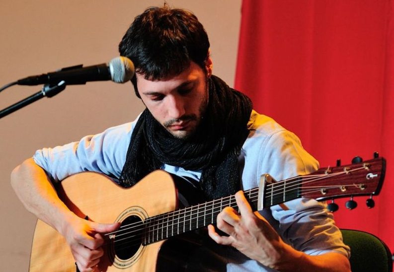 Alberto Ziliotto in concerto a Gattico per Un paese a sei corde