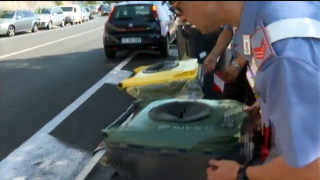 Giovane di Torino lancia cassonetto in spiaggia: con lui un ragazzo di Novara