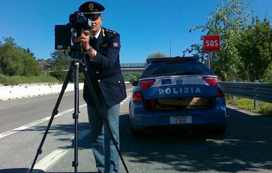 A 150 km orari sulla superstrada: “Sono in ritardo per un funerale” – “Sì, il suo”