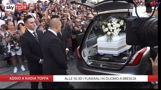Folla, lacrime e applausi ai funerali di Nadia Toffa VIDEO