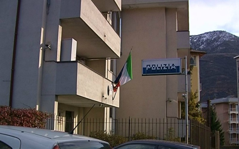 Getta involucro con l’hashish, segnalato 16enne