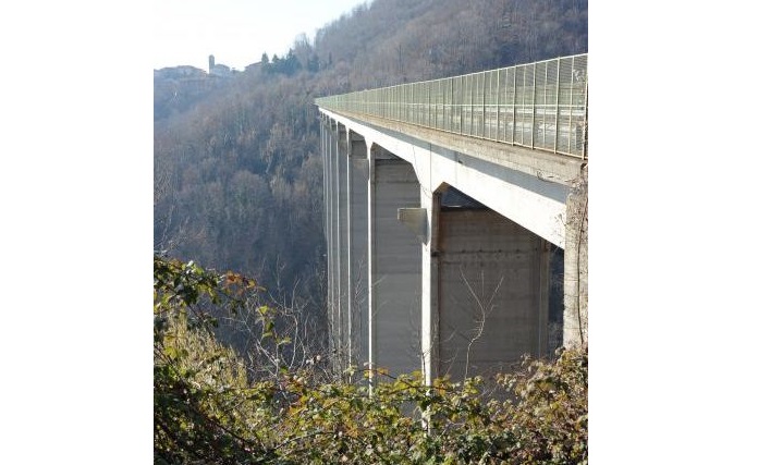 Tenta suicidio dal ponte: passanti lo salvano prendendolo per la cintura