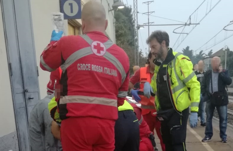Ragazzo travolto dal treno in stazione a Canegrate: è gravissimo