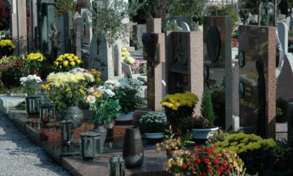 Portano fiori ogni giorno sulla loro tomba: “Quando saremo morti nessuno lo farà”