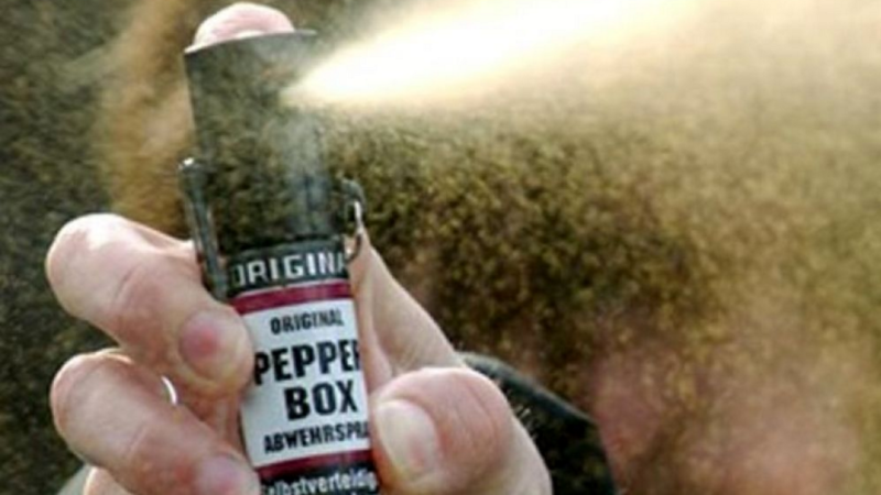 Sposa litiga con un’invitata, il padre spruzza spray al peperoncino: 3 intossicati