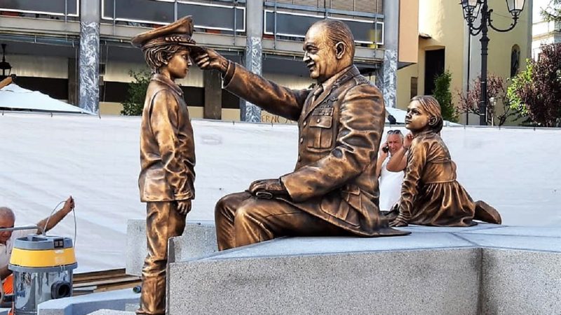 Salvini, Sgarbi e Dalla Chiesa a Borgosesia per inaugurare la fontana contro le mafie