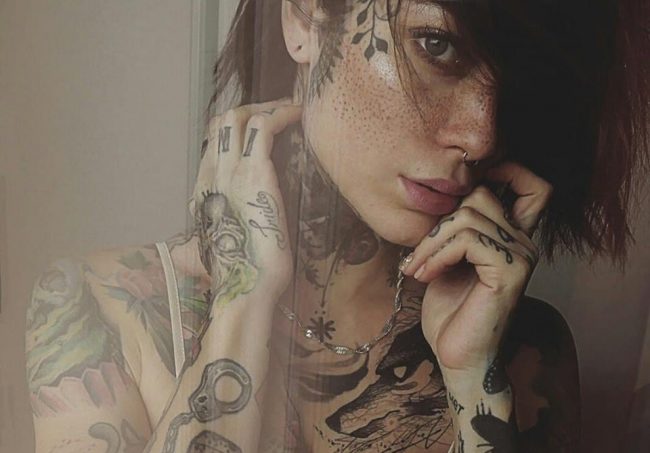 “Insultata davanti alla figlia perchè tatuata” la denuncia su Facebook di una modella