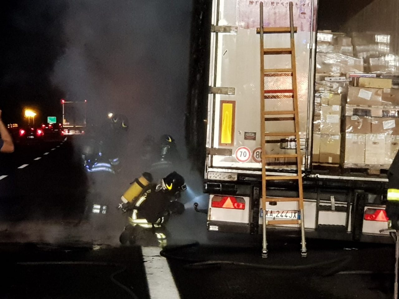 A4 camion in fiamme a Novara Ovest: autostrada chiusa nella notte