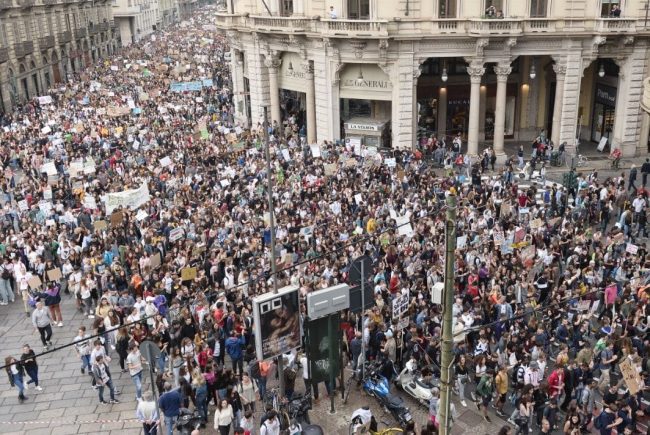 Fridays for Future, manifestazione record con più di 50mila ragazzi. Greta Thunberg “posta” Torino