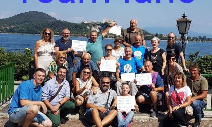 Lascia sedia a rotelle a riva e attraversa tutto il lago a nuoto