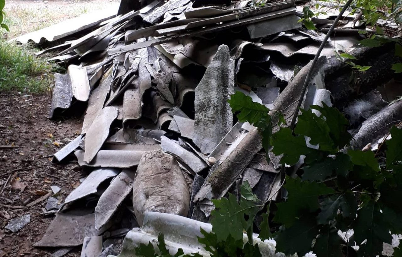 Borgomanero: eternit abbandonato nei boschi nel giorno dedicato all’ambiente