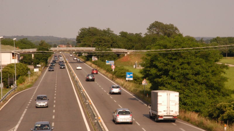 Camminavano in superstrada spingendo il carrello del supermercato