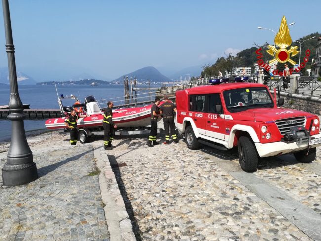Lago Maggiore: lo vedono cadere dal traghetto, i passeggeri lanciano l’allarme, ricerche in corso