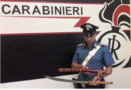 Trecate katana in un negozio: denunciato esercente