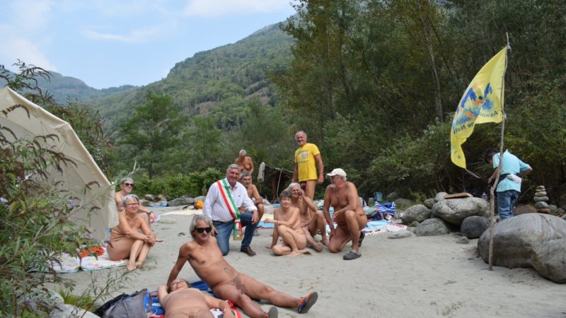Varallo nudi lungo il Sesia: inaugurata spiaggia naturista | FOTO e VIDEO