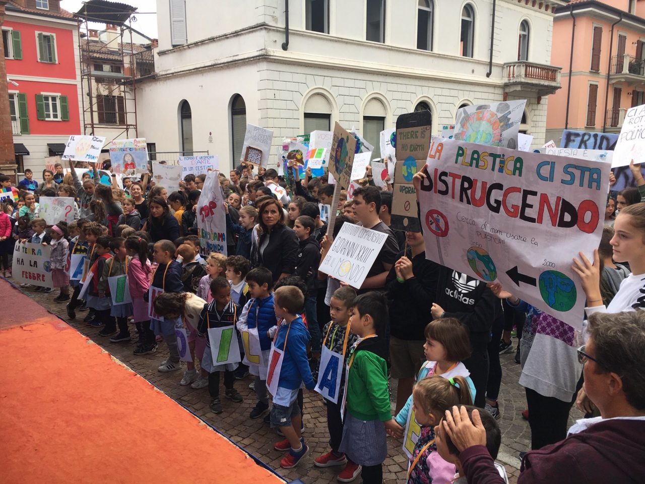 Fridays for future ad Arona: “Il futuro è nelle nostre mani” VIDEO