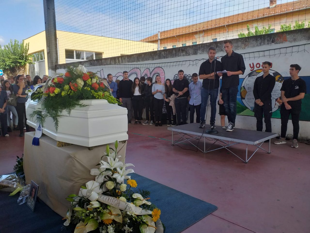Ai funerali di Yoan Leonardi anche i genitori del suo assassino – VIDEO