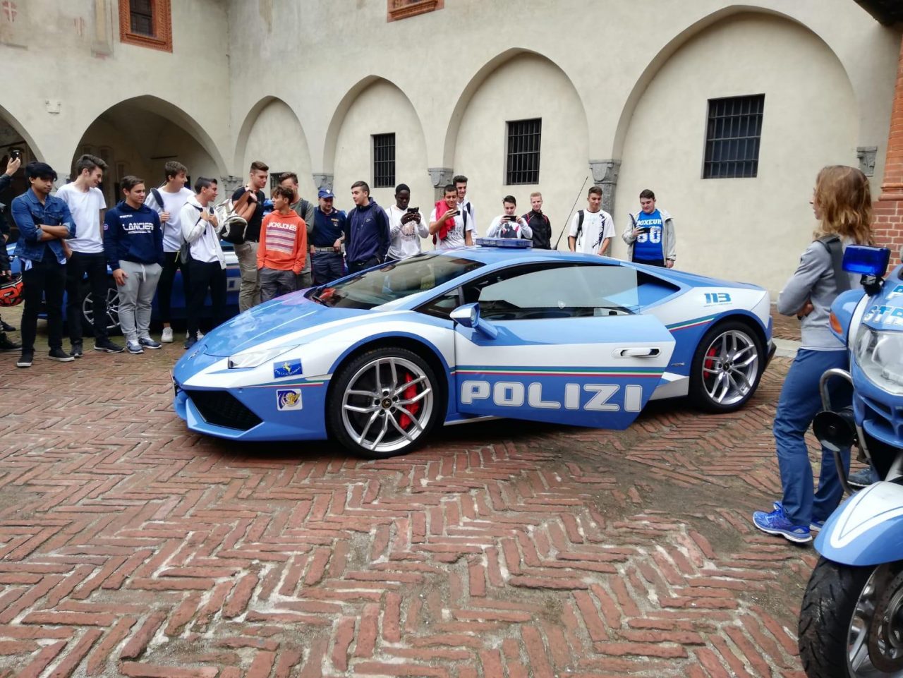 La Lamborghini della Polizia di Stato a Novara