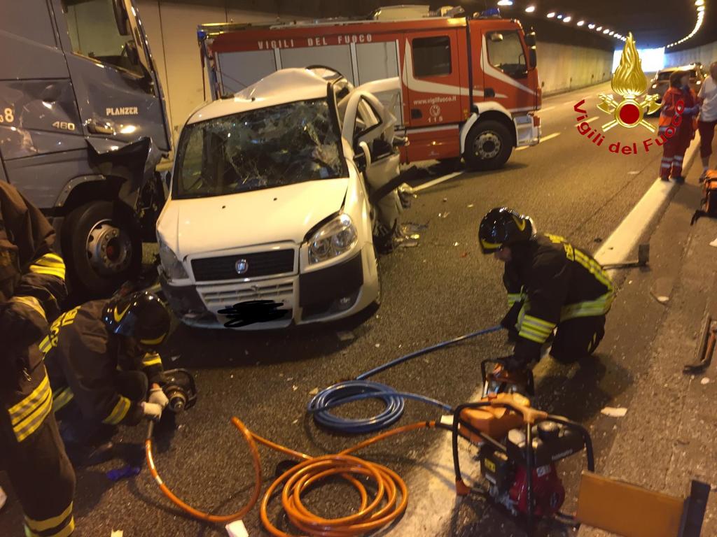 Autostrada A8 bloccata per un incidente mortale in galleria tra Castelletto Ticino e Sesto Calende