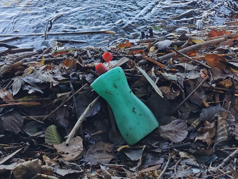 Lago D’Orta: dopo i dvd porno, recuperato flacone di plastica degli anni ’60